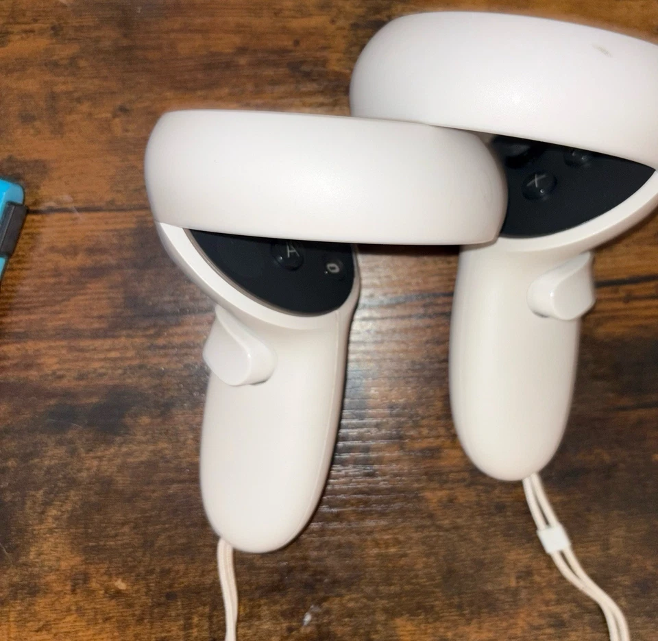 Oculas Quest 2 Controllers - Image 2 of 2