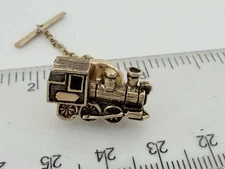 VTG. SARAH COVENTRY "THE SANTA FE" GOLD TONE LOCOMOTIVE TRAIN TIE TAC PIN (532)