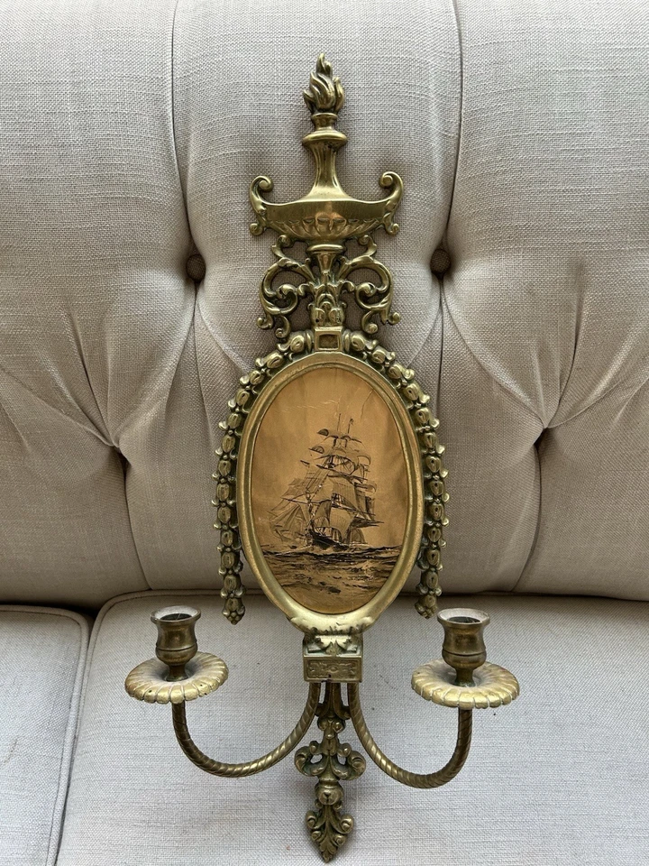 Aplique de pared de latón neoclásico vintage relieve de barco náutico | Portavelas años 40 Foto 2 de 4