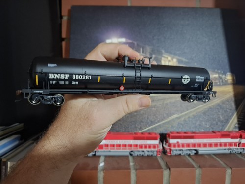 Coche cisterna Athearn RTR BNSF 60', logotipo "botón" - BNSF #880281 | Condition: Used