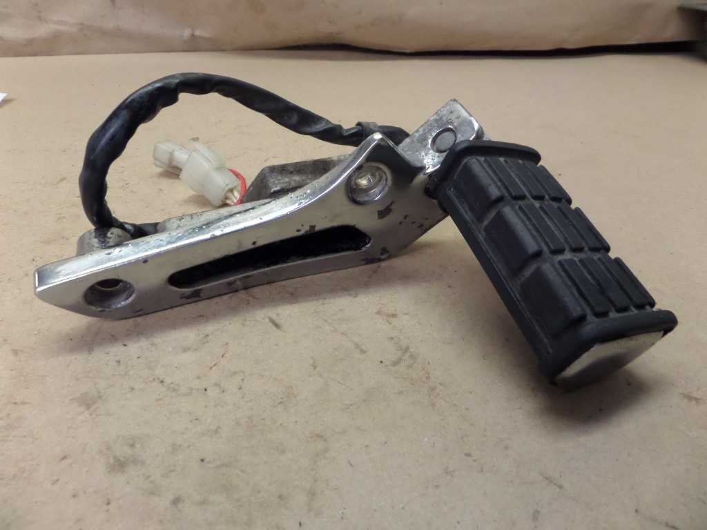 1985 YAMAHA XV700 VIRAGO REAR LEFT PASS FOOT PEG W/ VOLTAGE