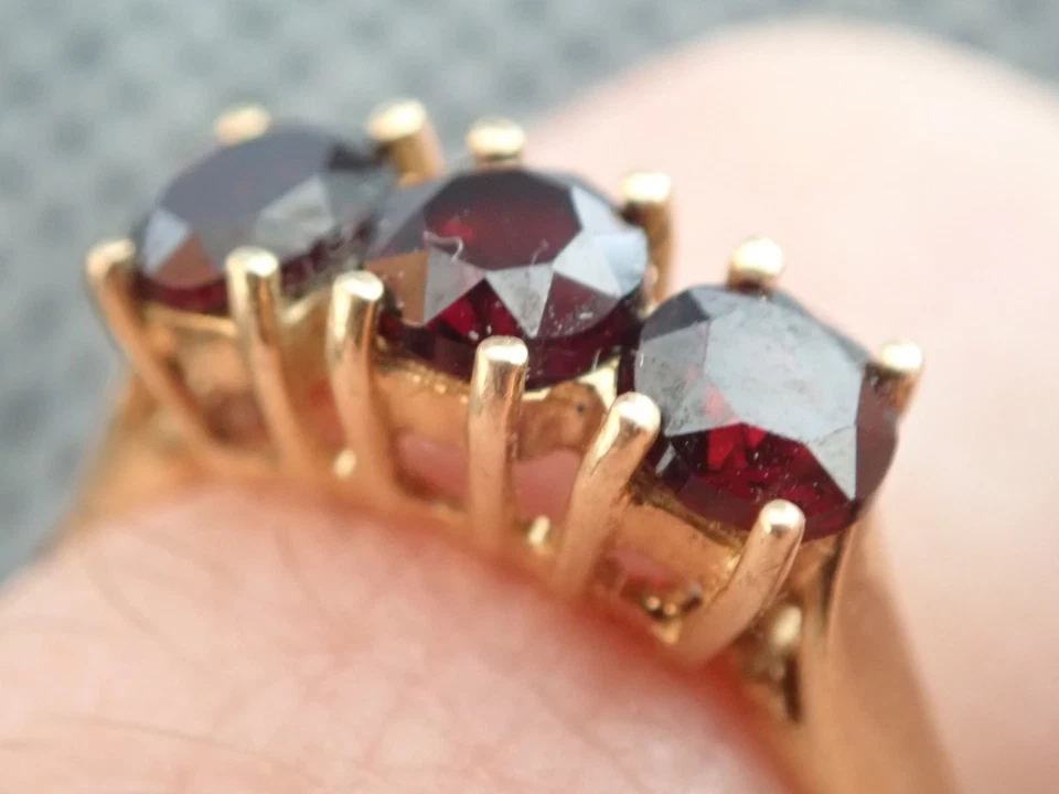 Bague en or jaune 18 carats avec 3 rubis véritables, probablement de Madagascar - Photo 2/4