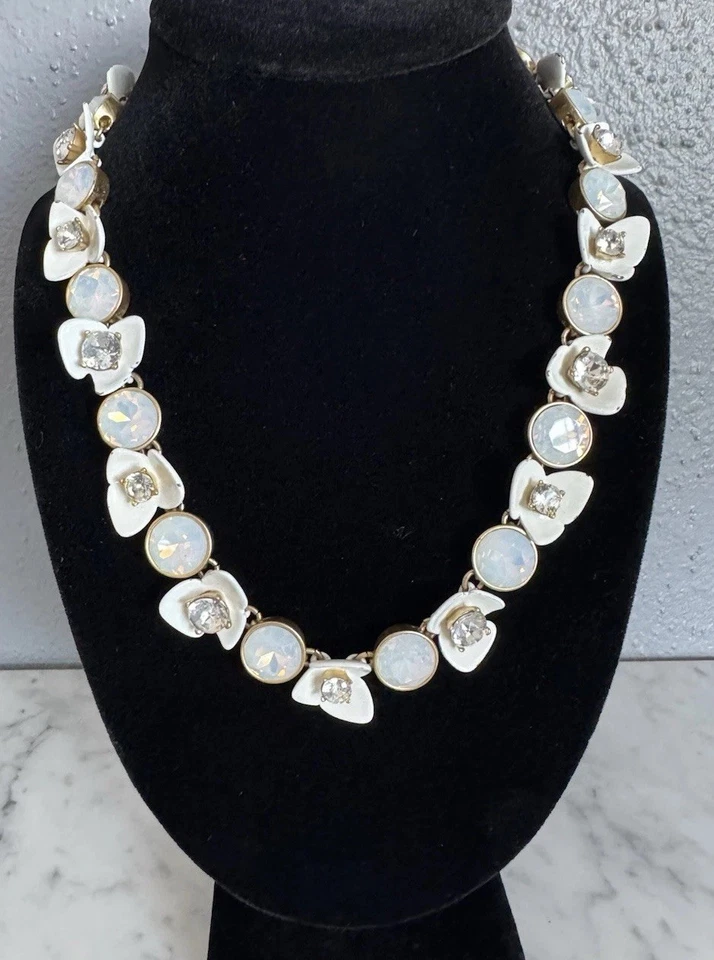 J. Collar Crew Tono Dorado Floral Esmalte Blanco Opalescente Brûlée Cristal Transparente Foto 2 de 4