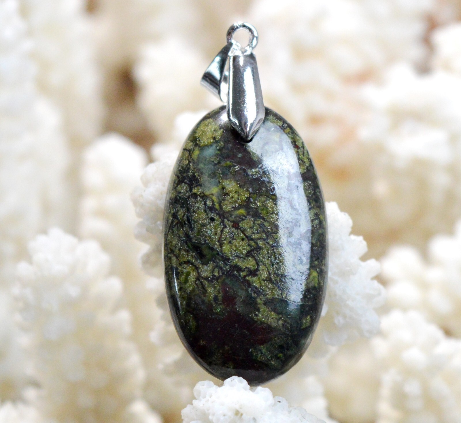 Pendentif cabochon jaspe Dragon Blood 33 cts : finissez-en avec les bijoux fades en plastique