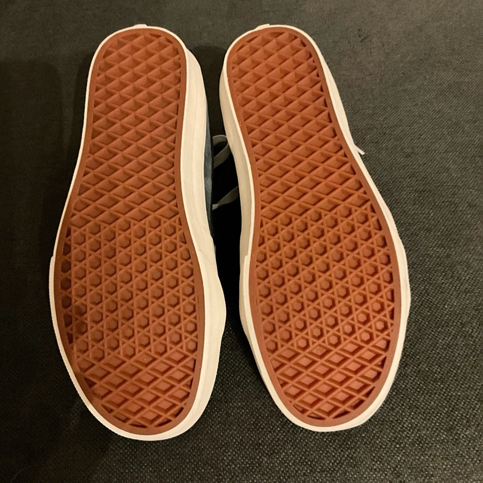 Zapatillas Vans HEIQ Eco Dry Gamuza en Azul/Gris Vans Hombres 7.5 Mujeres 9. Excelente estado Foto 3 de 4