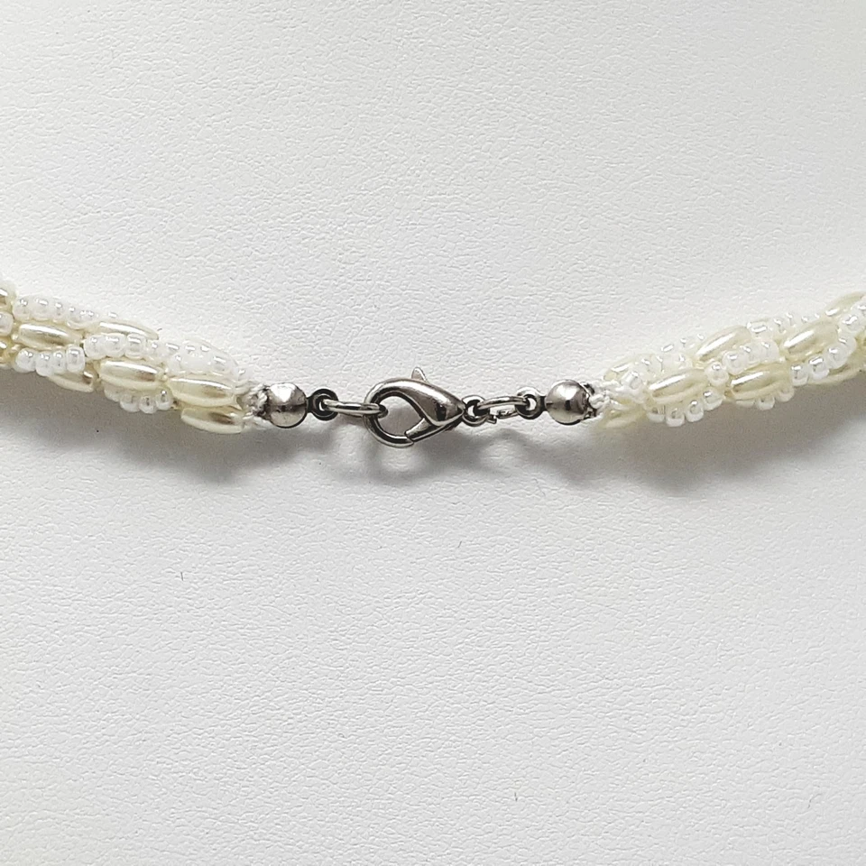 Gehäkelte Perlenkette, weiße Glasperlen & cremfarbene olivenförmige Kunstperlen - Bild 4 von 4