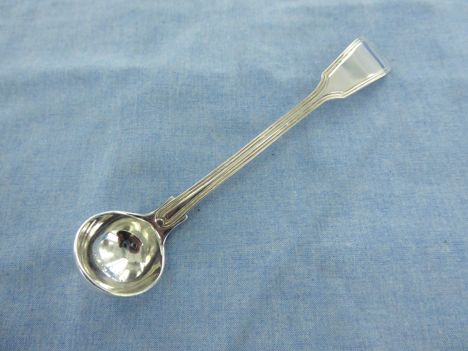 AN ANTIQUE STERLING SILVER FIDDLE THREAD SMALL SAUCE LADLE, LONDON 1824.
Opens in a new window or ta