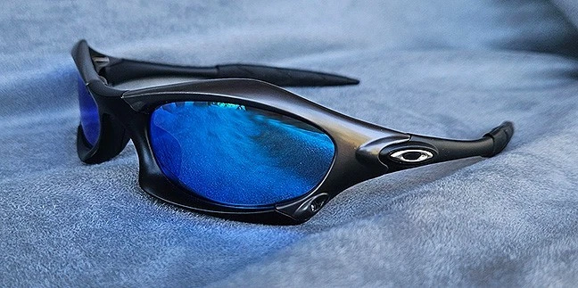 The Vintage Splice Gun Metal/Black Frame Blue Lense Sunglasses Y2K - Image 3 of 4