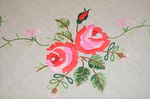 SPRING GARDEN ROSE DUO IN BLOOM! VTG GERMAN HAND EMB TABLECLOTH MOTHERS DAY - Picture 8 of 11