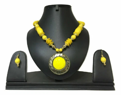 Handgefertigte Modeschmuck-Halsketten & -Anhänger aus Messing