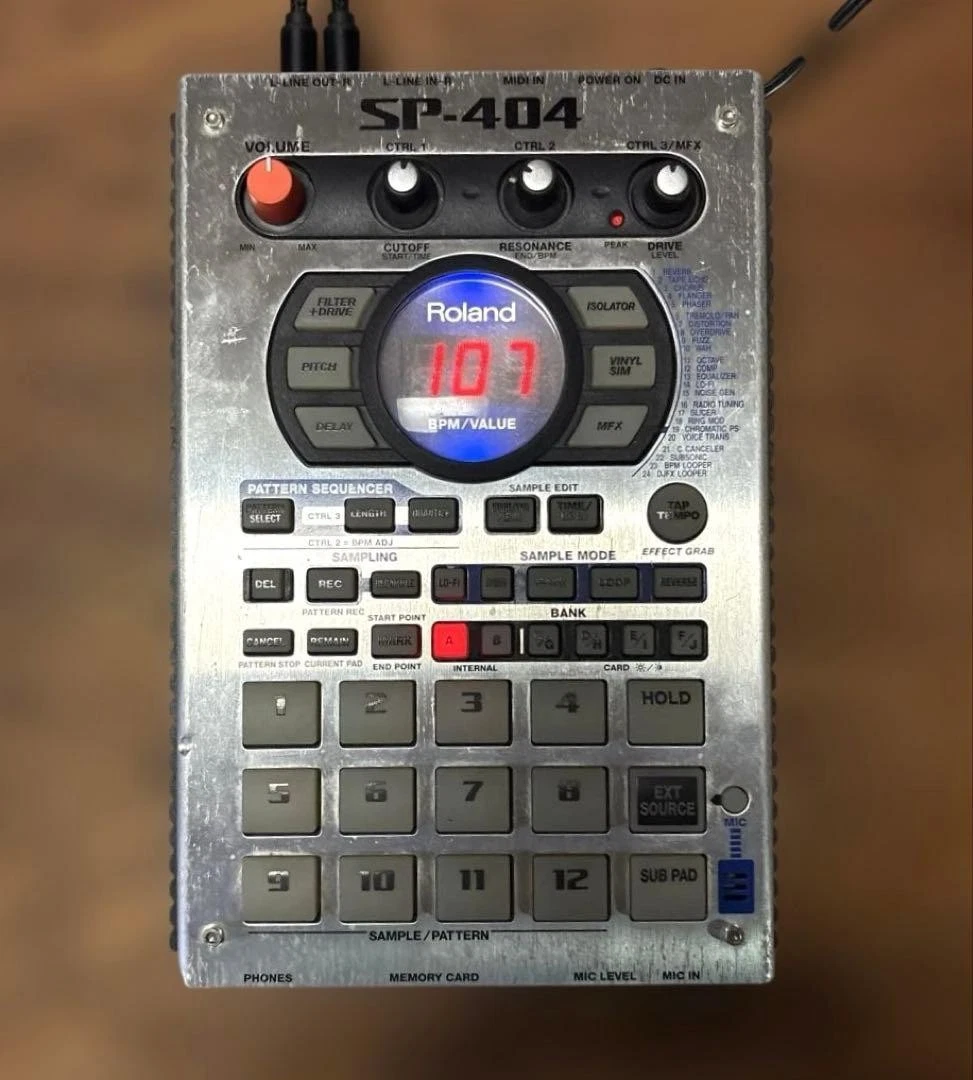 【値下げ】Roland SP-404 サンプラー 128MBメモリーカード付 Amazon | ローランド ROLAND SP-404 MK II サンプラー | サンプラー