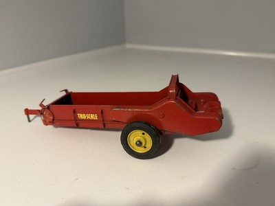 Tru-Scale International Harvester Tractor Manure Spreader 1:16 Pressed Steel Red