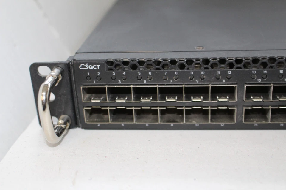 Quanta QCT T3048-LY2R Switch mit 3x Lüfter 2x Netzteil 48-Port Switch - Bild 2 von 4