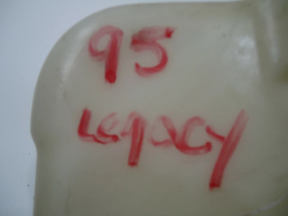 Subaru Legacy L Wagon 1995 parabrisas lavadora depósito de líquido Foto 2 de 4