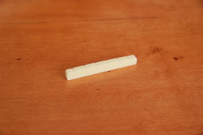 BONE NUT ORIGINAL SIZE KNOCHENSATTEL f. FENDER STRAT /TELE  FLAT BOTTOM GEKERBT