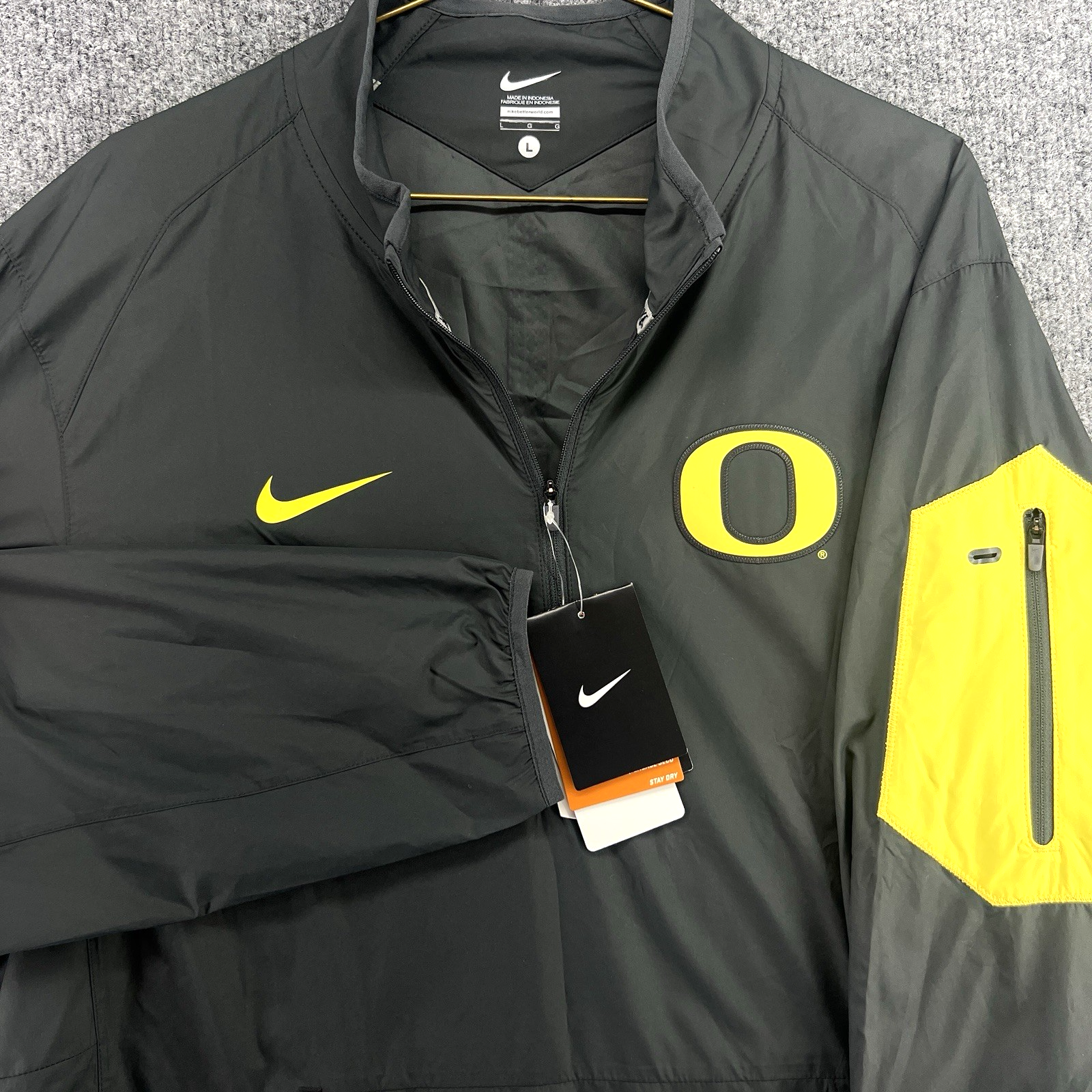 SACAI X NIKE NUOVO Nike LARGE Oregon Ducks grigio giallo leggero mezza zip college giacca a vento