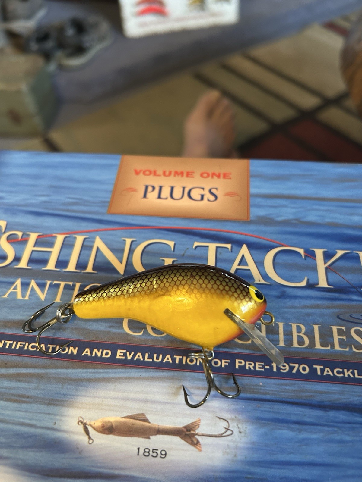 VINTAGE BAGLEY SQUARE BILL KILLER B2. BEAUTIFUL YELLOW BODY W GOLD SCALE BACK**