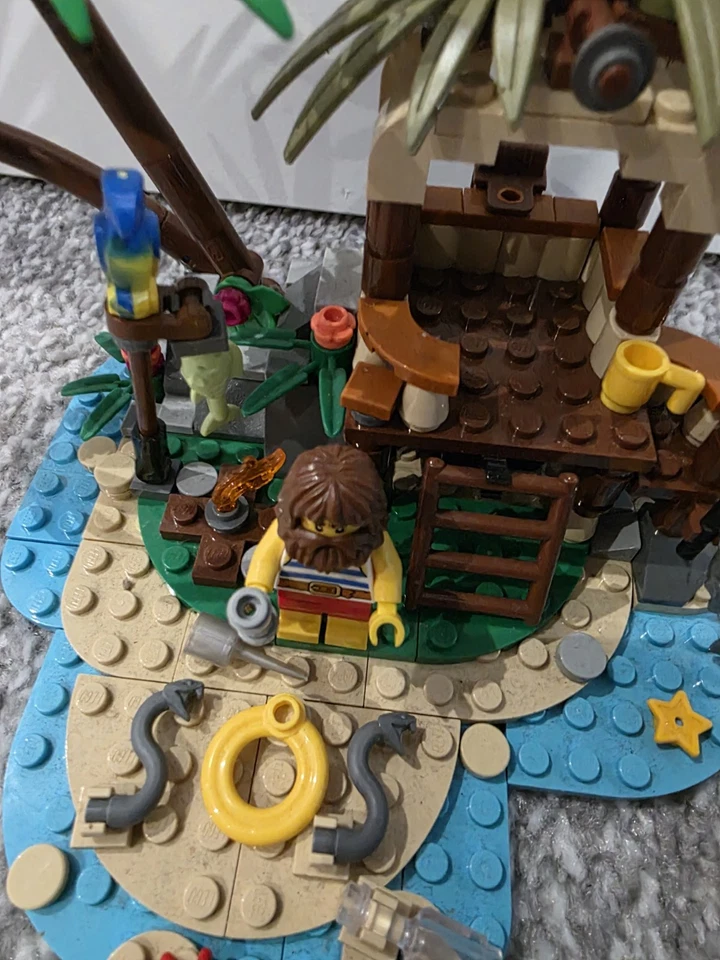LEGO Ideas 40566 Ray the Castaway, photo 2 of 4