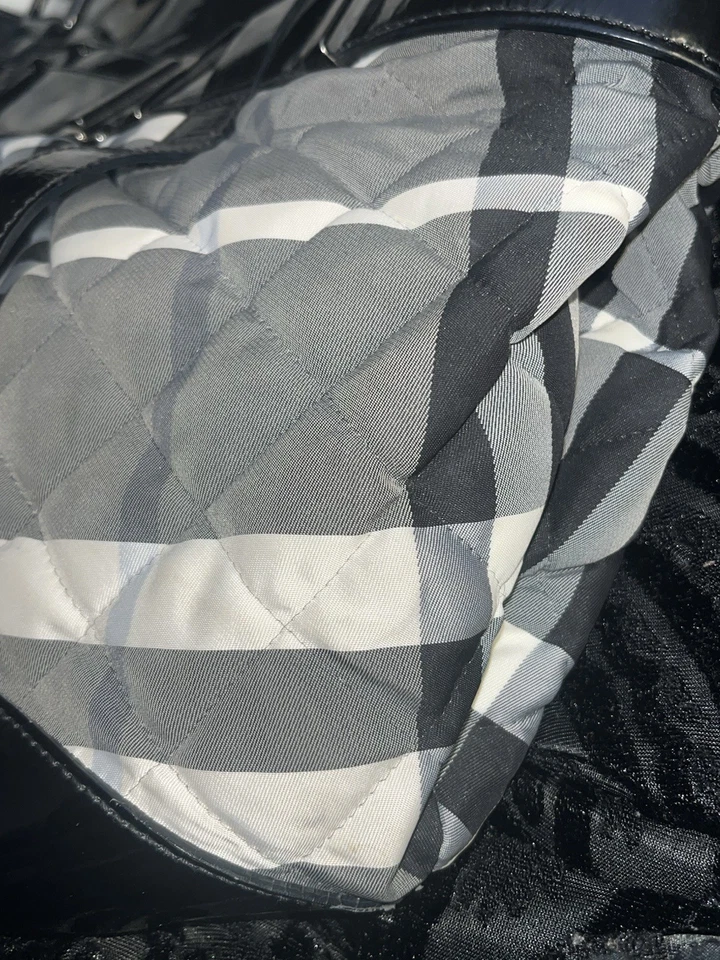 Bolso de Mano Burberry Negro Gris Beat Check Acolchado Nylon y Charol Foto 4 de 4