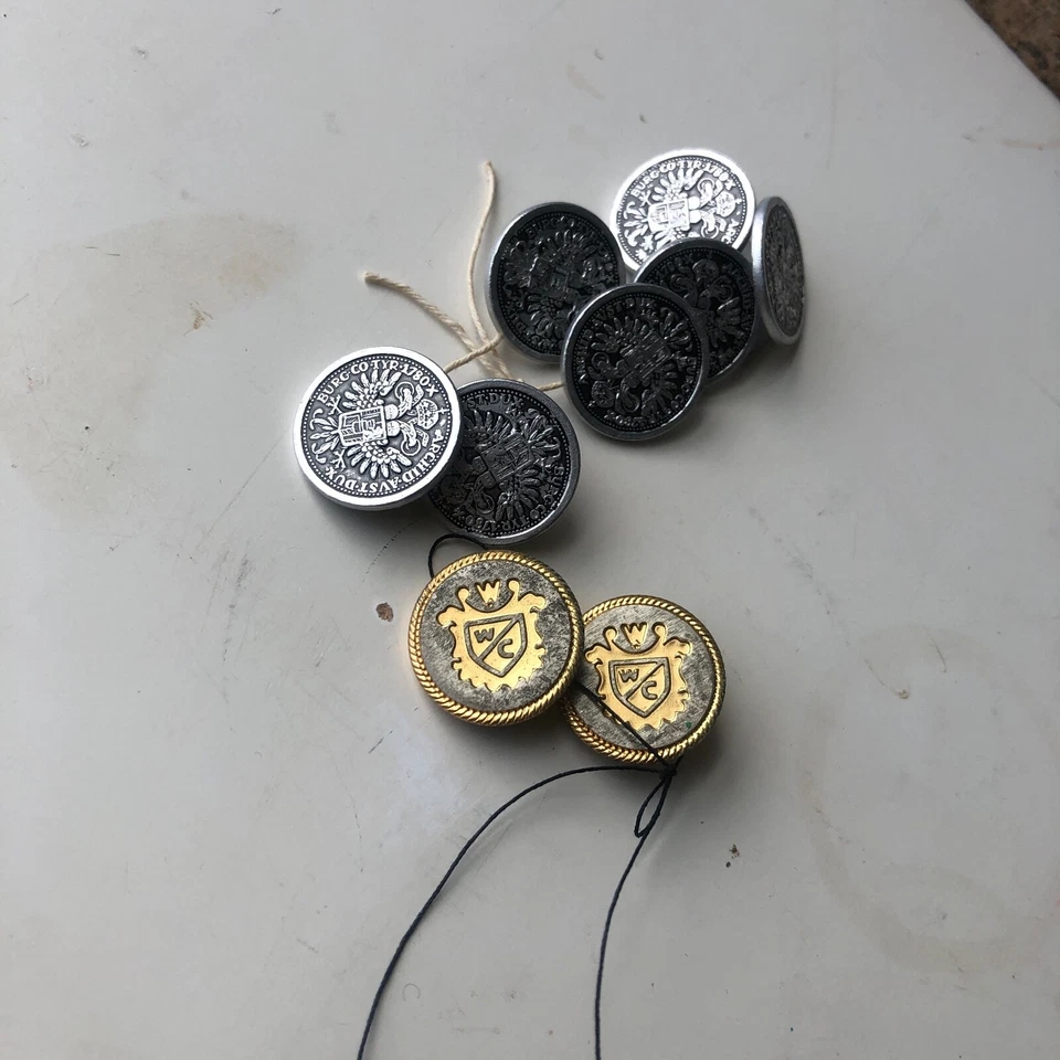 10 Vintage Metal Shank Buttons incl. 8 Maria Theresa Thaler Coin-style & 2 crest - Image 2 of 4