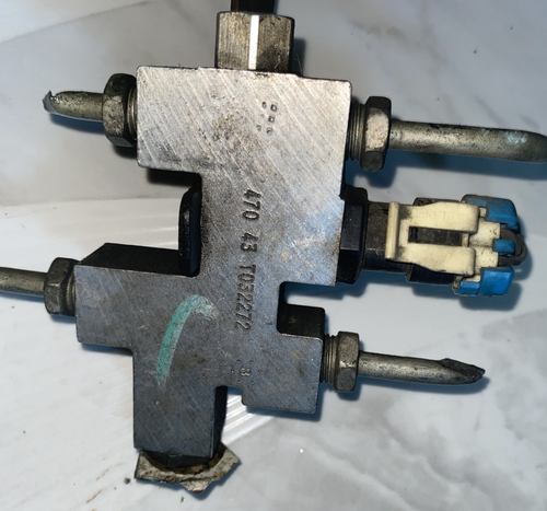 2003-2006 Chevy Silverado 1500 Brake Proportioning Valve 4 lines - Picture 2 of 3