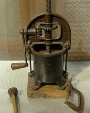 ANCIEN OUTIL  MACHINE USA PRESSOIR EN FONTE 