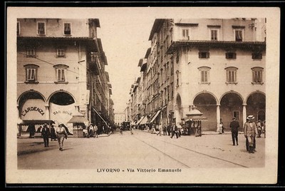 AK Livorno, Via Vittorio Emanuele, scena di strada animata con passanti e negoz 