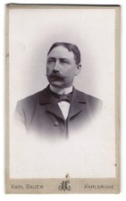 Fotografie Karl Bauer, Karlsruhe, Zähringer Straße 41, Porträt eines Herrn mit  