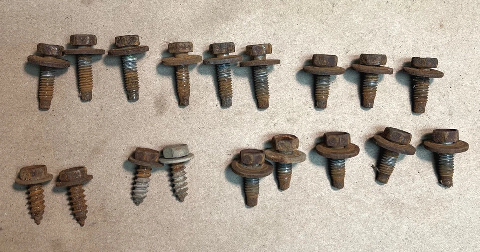 Pernos de fijación de guardabarros izquierdo y derecho Mercury Cougar 1970 y otros (18) OEM usados Foto 2 de 2