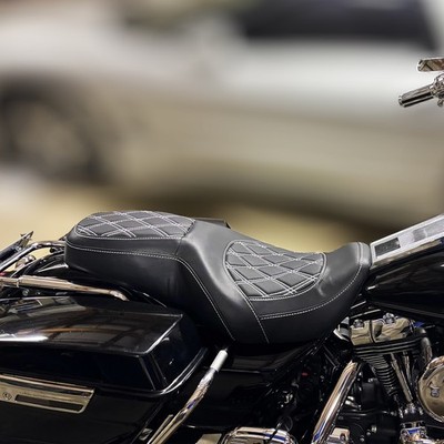 White Diamond Driver Passenger Seat For Harley Road King Custom FLHRS 2004-2007