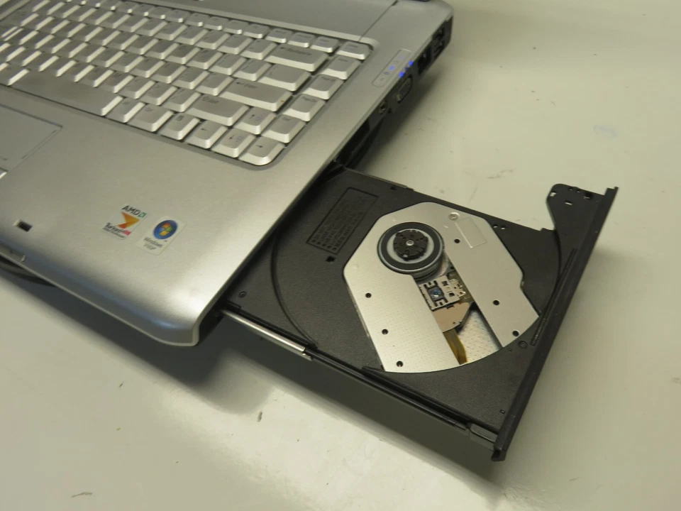 Laptop Dell Inspiron 1521 AMD Turion 64 x2 2 GB Ram 500 GB HDD Windows XP Foto 4 de 4