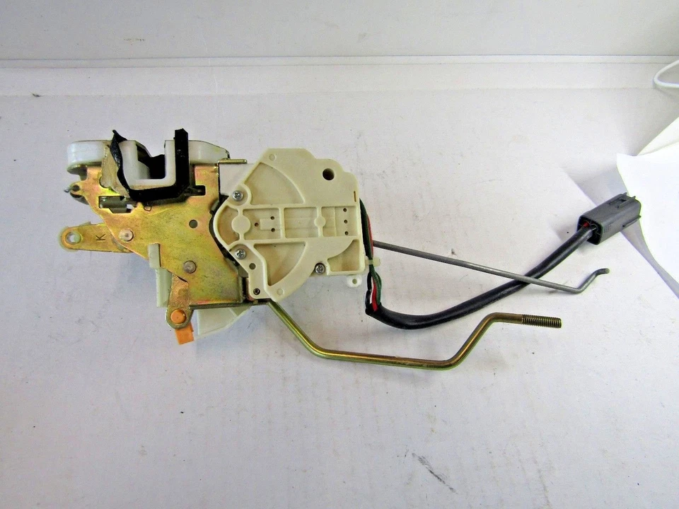  MAZDA 626 CERRADURA PUERTA ACTUADOR PESTILLO DELANTERO DERECHO NUEVO Foto 4 de 4