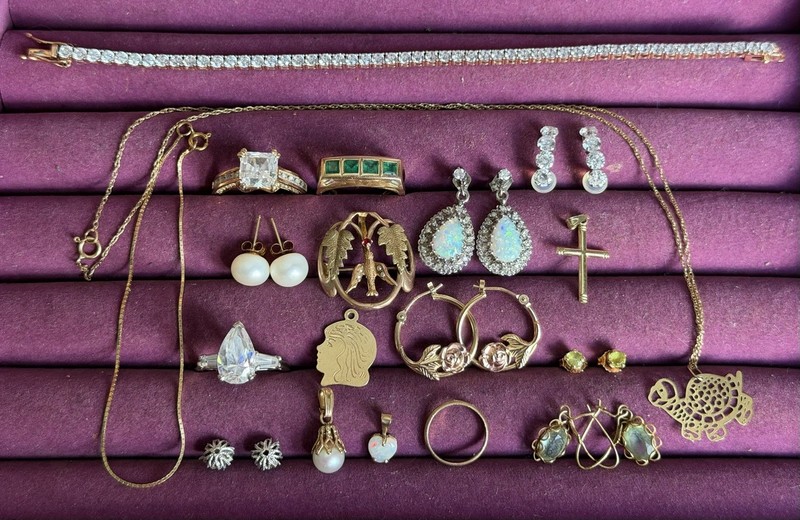 10k & 14K Gold Jewelry Lot Rings Pendants Earrings Etc 39g With Stones NOT SCRAP