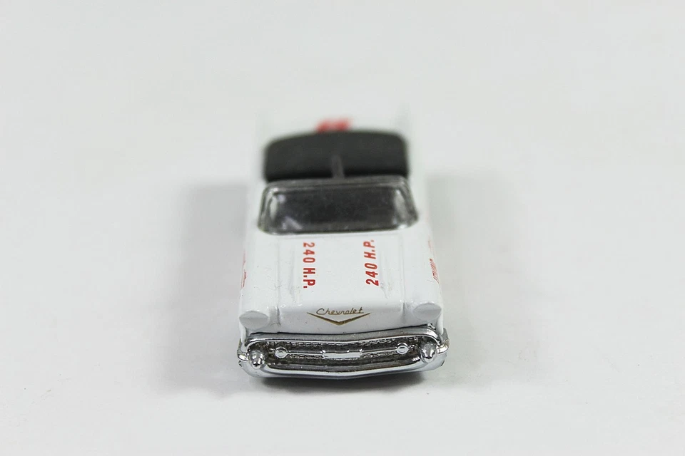 Coche de carreras diecast vintage RCCA Inc blanco Chevrolet 1957 convertible 1:64 Foto 3 de 4