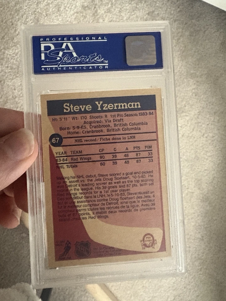 1984-85 O-Pee-Chee #67 Steve Yzerman radiocontrol novato OPC Red Wings PSA 9 como nuevo Foto 2 de 2