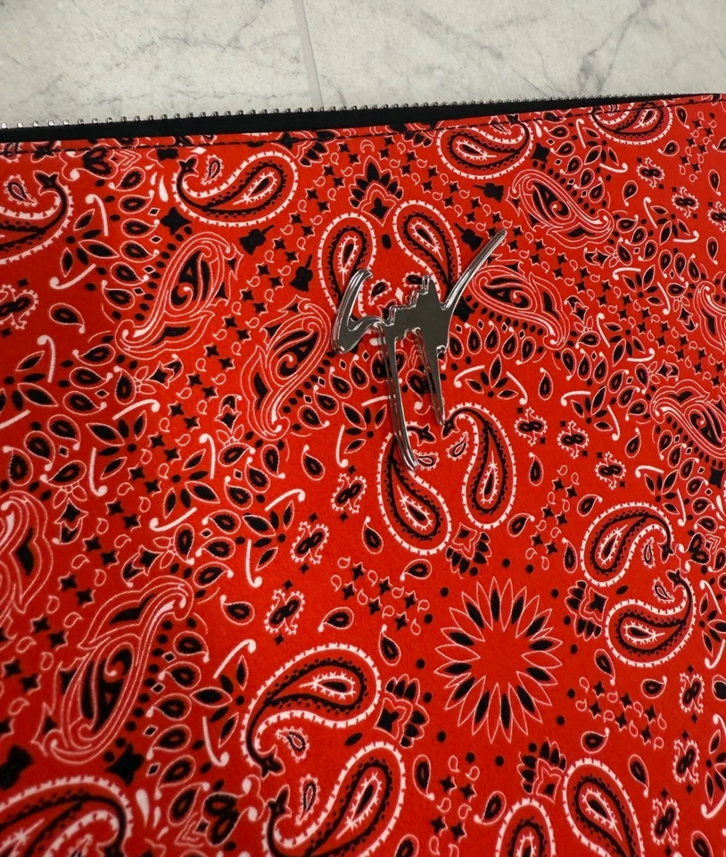 Nuevo en caja $895 Bolso sin asas Giuseppe Zanotti unisex Fabian seda y cuero estampado cachemir Foto 4 de 4