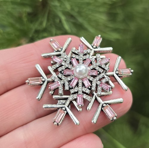 Magnetic Brooch Pink Snowflake, Christmas, Holiday. Pink Holiday pin free clasp - Picture 6 of 8