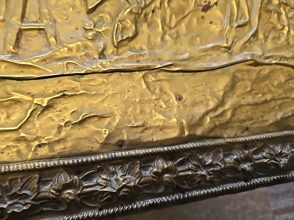 Cofre de almacenamiento grande inglés victoriano figurativo repujado latón sobre madera cubo de carbón  Foto 4 de 4