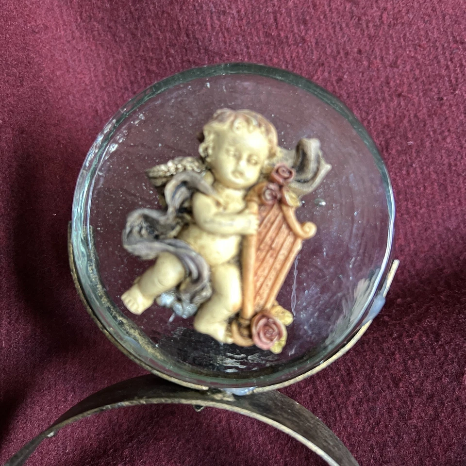 Candelabro de metal querubín ángel - querubín tocando arpa en vidrio soplado a mano redondo Foto 4 de 4