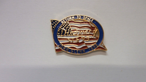 Vintage Lapel Pin Return To Space John Glenn 1998 Discovery STS 95 Flag - Picture 2 of 2