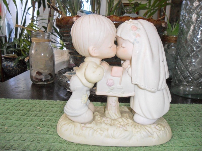 Precious Moments ~SEALED WITH A KISS Figurine 524441 Bride Groom Mailbox Wedding