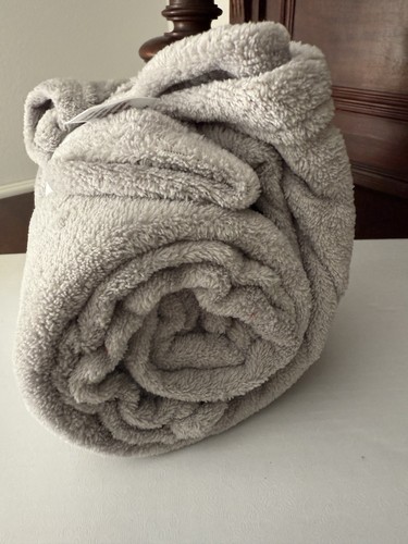 Holiday Home NEW 50" x 60" Microplush Throw Gray Blanket - Picture 5 of 5