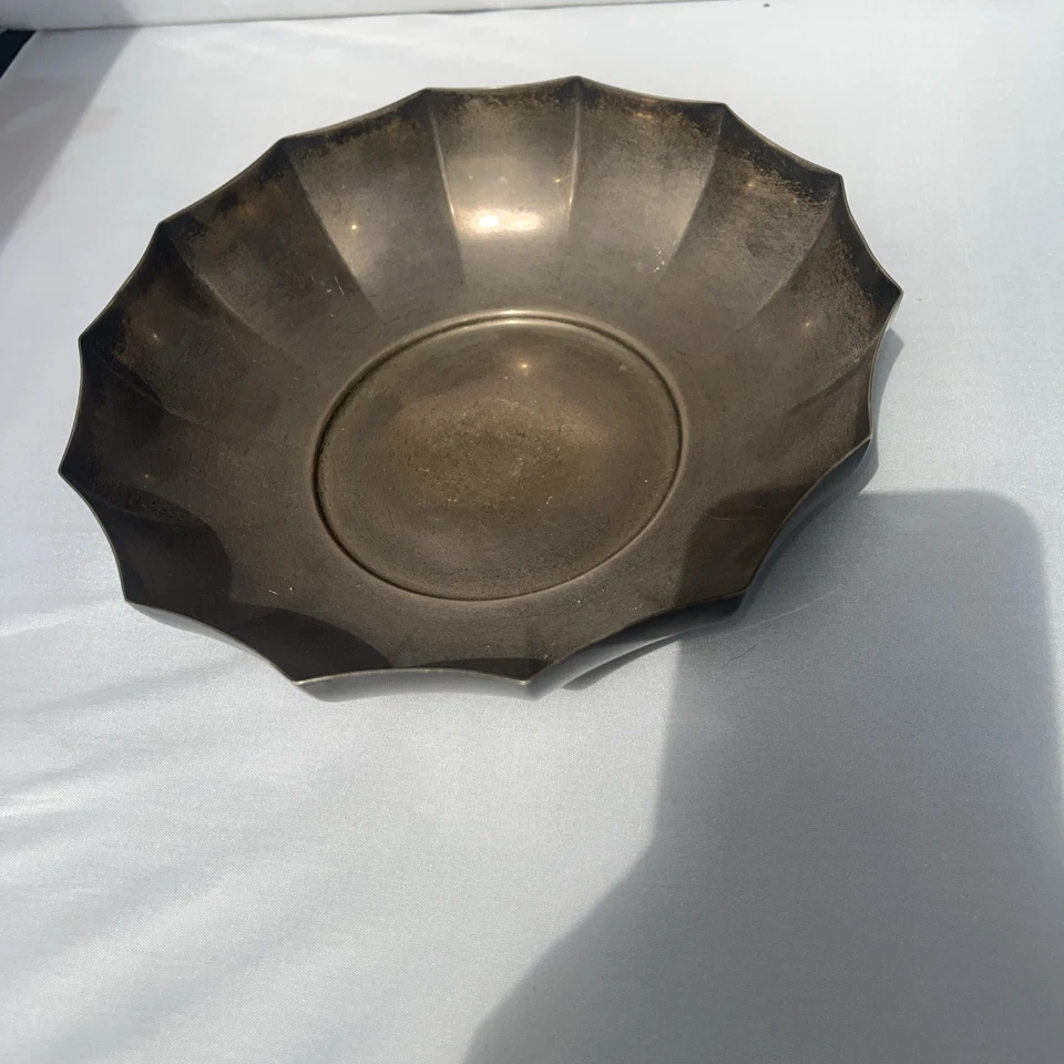 Tiffany & Co. Antiguo plato acanalado de plata de ley Foto 2 de 4