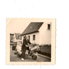 8184-  Foto * paar auf Vespa vor Haus * 50-60iger