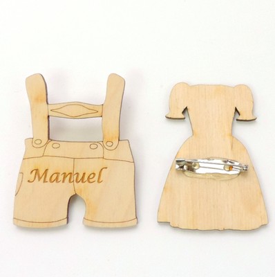 Dirndl und Lederhose als Anstecker, personalisiert mit Ihrem Namen, Namensschild
