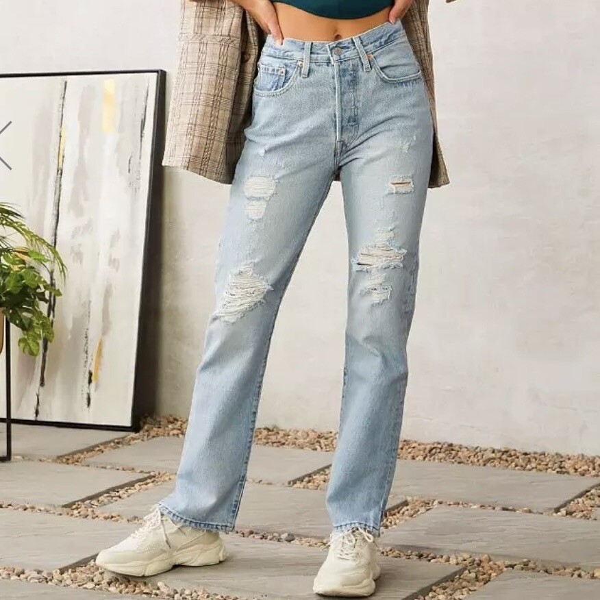 NEW Size 32 Levis Light Vintage Wash Distressed High Rise NEW Size 32 Levis Light Vintage Wash Distressed High Rise