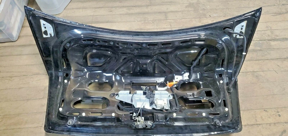 Tapa maletero Mk4 Euro Jetta/Bora - Negro - Fabricante: 1J5827025P Foto 2 de 4