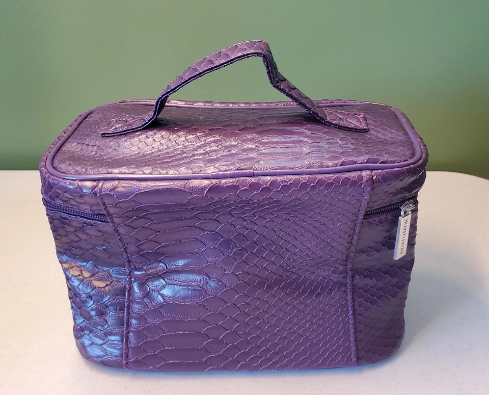 Bolsa de cosméticos NORDSTROM - NUEVA - imitación cocodrilo - púrpura (9" W x 5" D x 6" W) mango/cremallera Foto 2 de 4