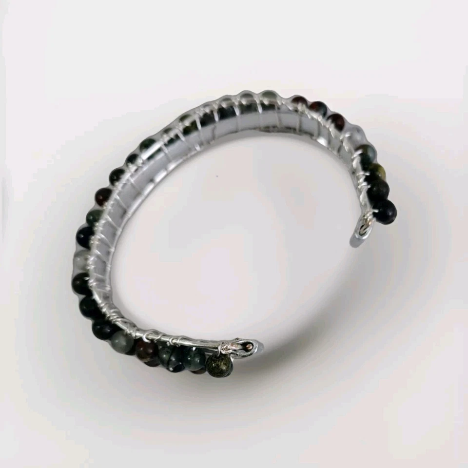 Pulsera de piedras de sangre y alambre con cuentas Foto 3 de 4