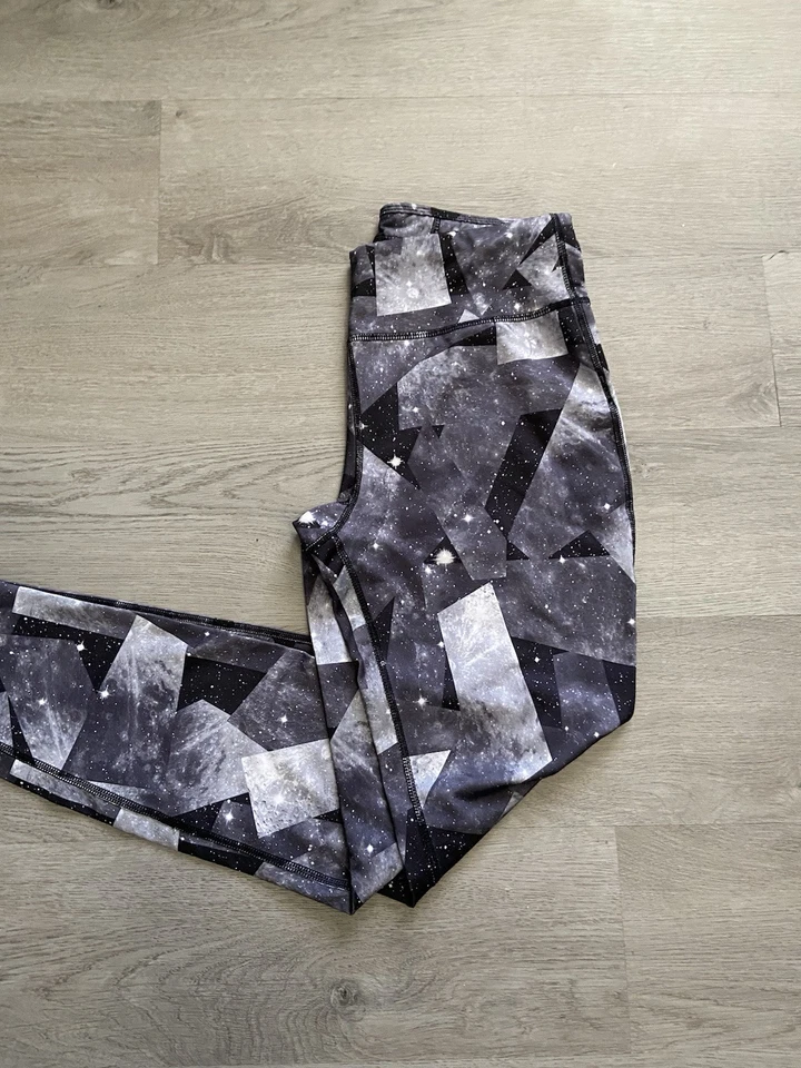 Danskin Now | Leggings al tobillo estrellas 'blancos, negros y grises' para mujer | Pequeños 4/6 Foto 2 de 4